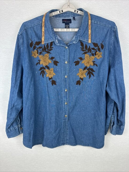 CST BLUES Tops - WOMEN'S CTS BLUES COTTON DENIM SHIRT WITH LEATHER FLOWER END GLASS BEAD SIZE 30